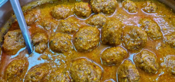 Albóndigas salsa de almendra