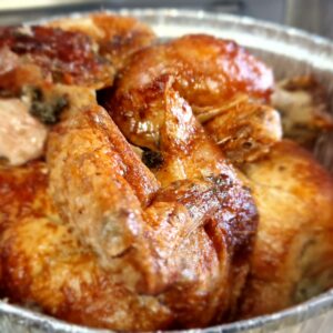 Pollo entero con guarnición